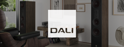 Platine Dali et amplificateur sur une table