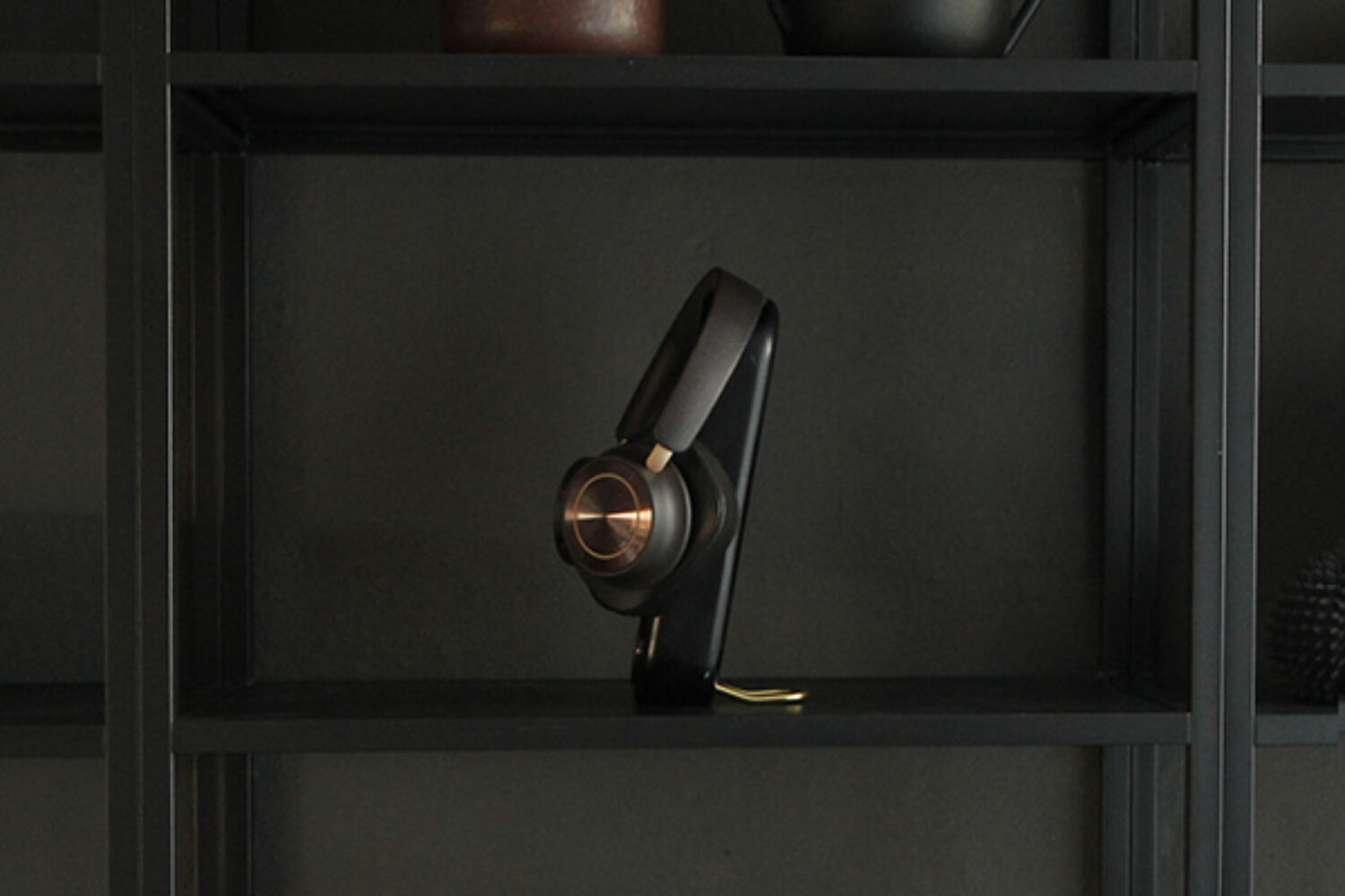 Dali iO 12 on a stand